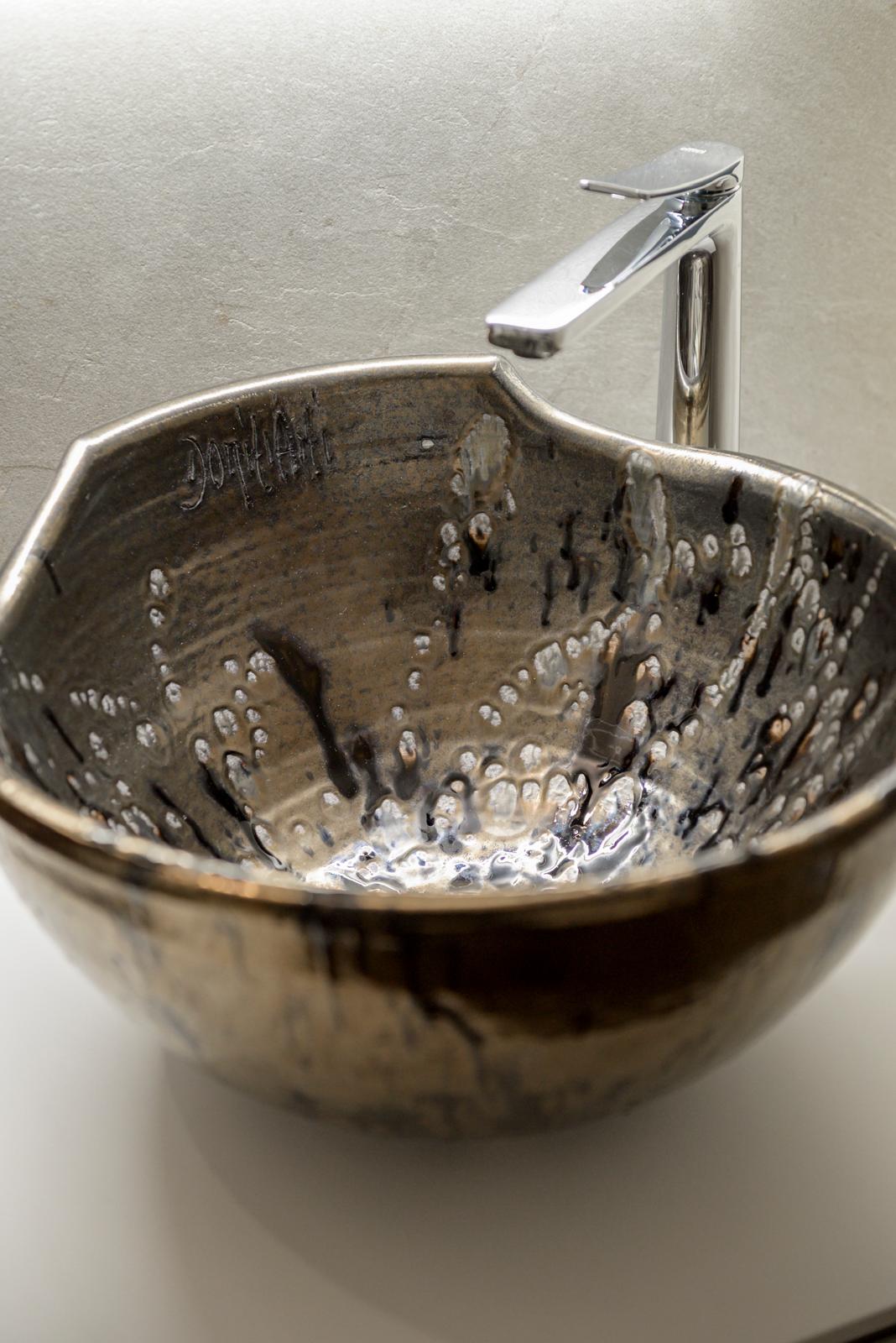 Dettaglio del lavabo artigianale in ceramica